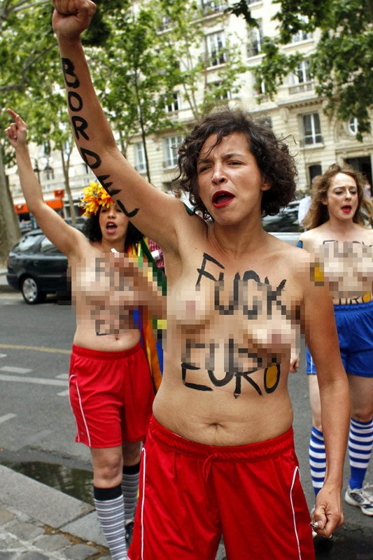 Những người đẹp ngực trần đã đập cửa đại sứ quán Ukraina tại Pháp để phải đối EURO 2012.